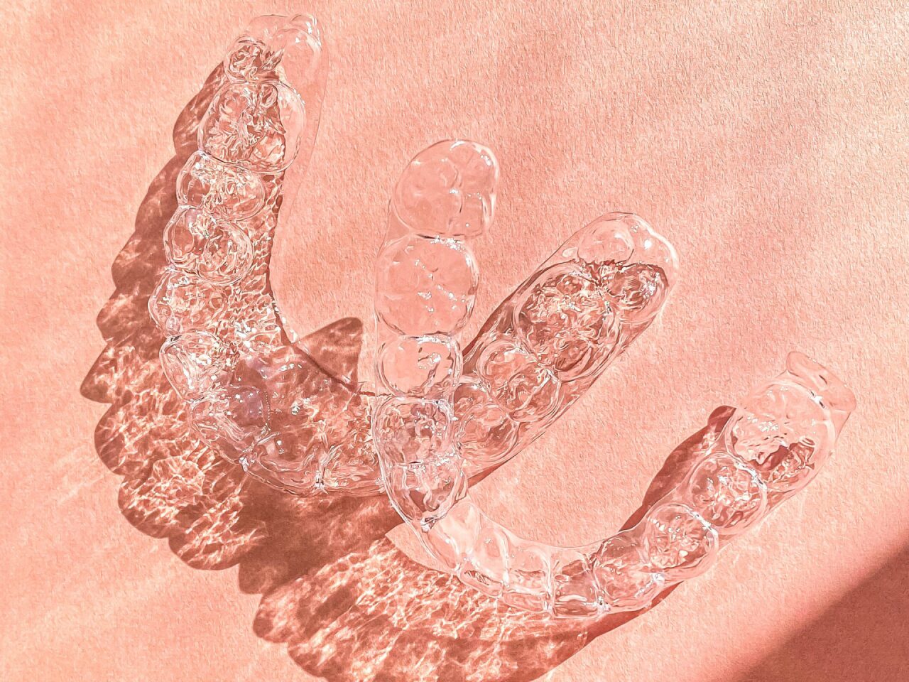 リテーナーの役割、種類、いつまで使うかを解説【歯科医院監修】使わないとどうなるかリスクも解説