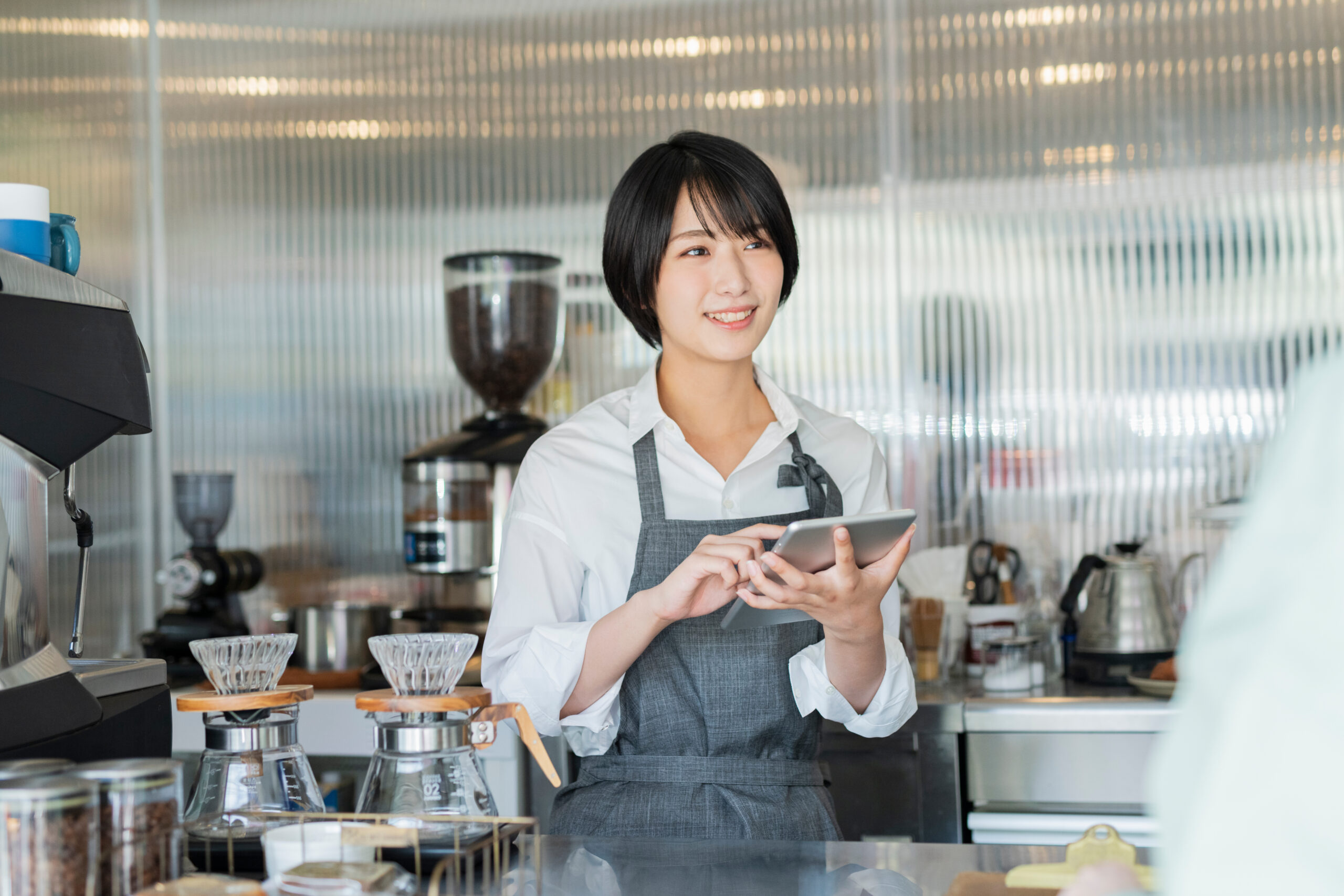 営業・接客業におすすめの矯正方法とは？仕事への影響を最小限にするポイントを解説