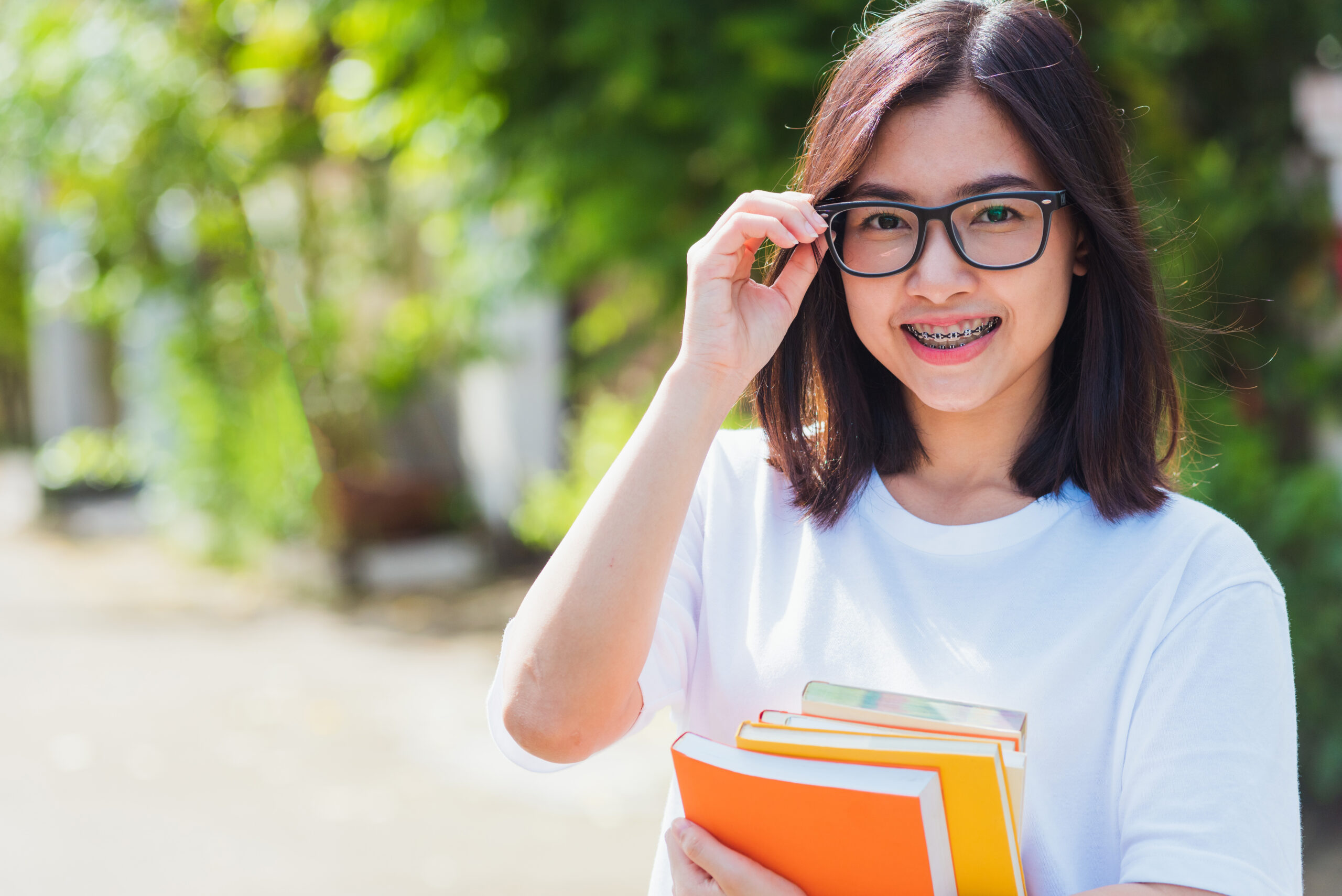 学生のための歯科矯正治療費完全ガイド｜値段相場・支払い方法・安く抑えるコツを紹介