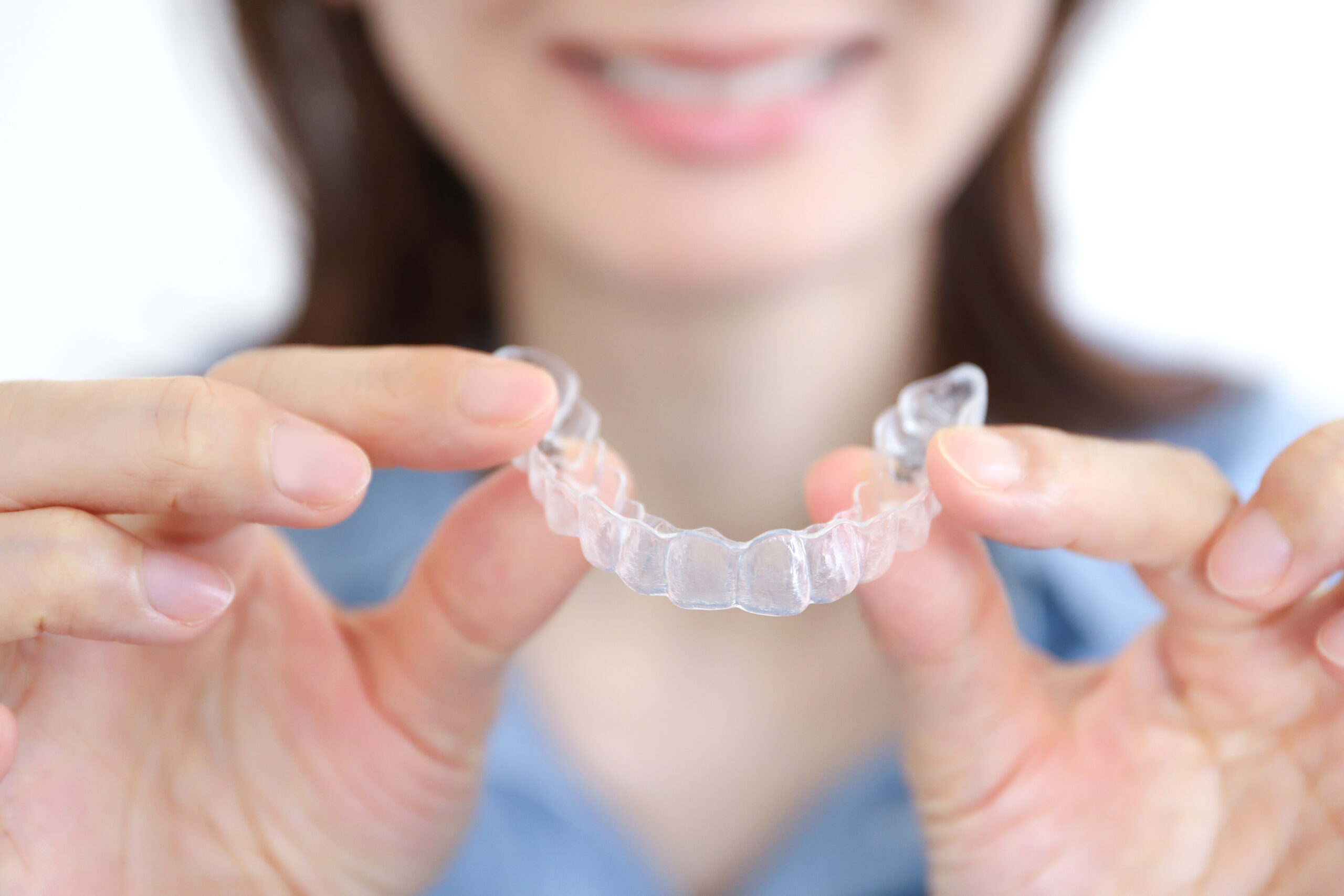 リテーナーが動く・ゆるい原因と後戻りを防ぐ正しい対処法｜矯正後の歯列を守るポイント