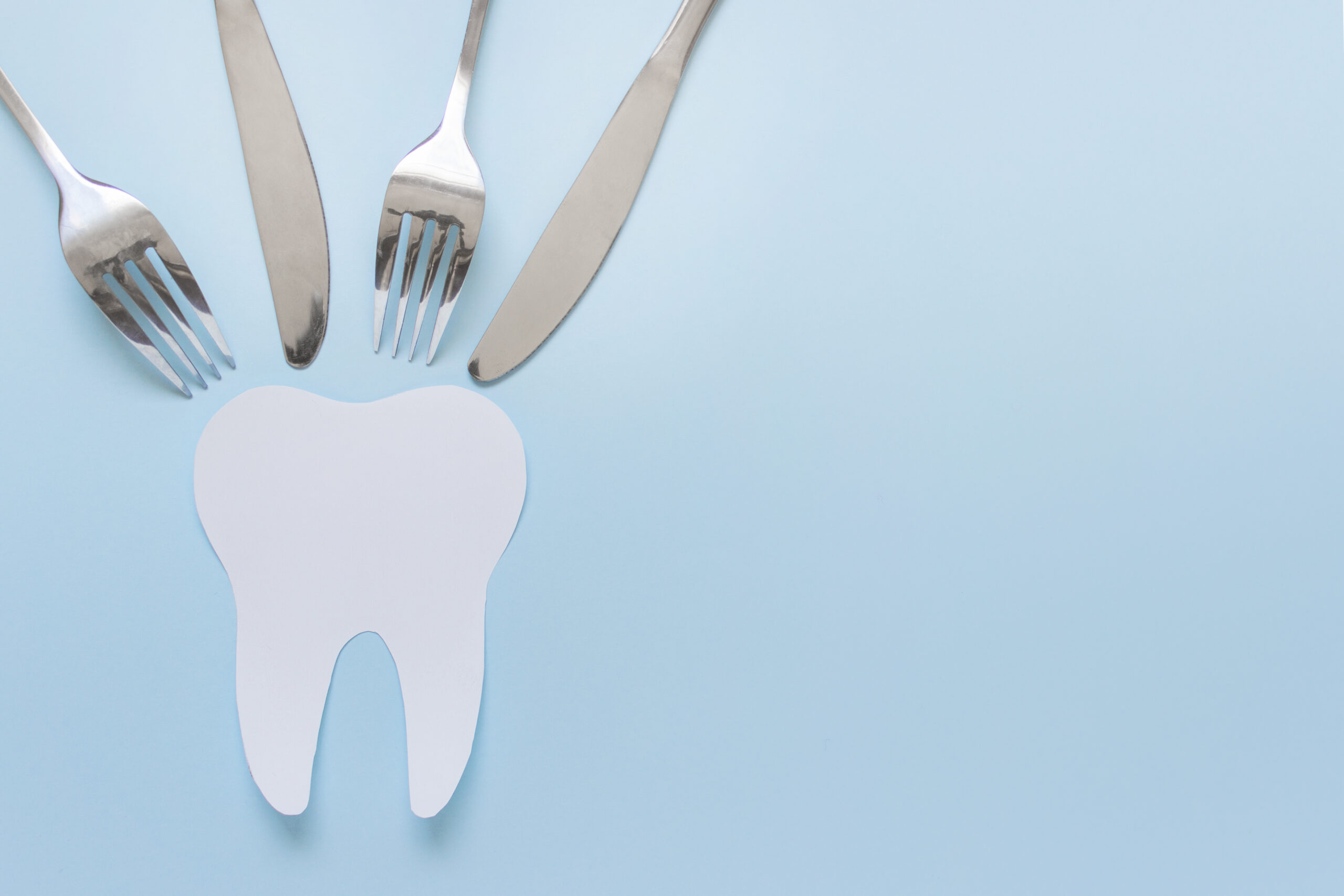 歯列矯正中に外食するなら？おすすめメニューや避けたい食べ物・食後ケアをご紹介