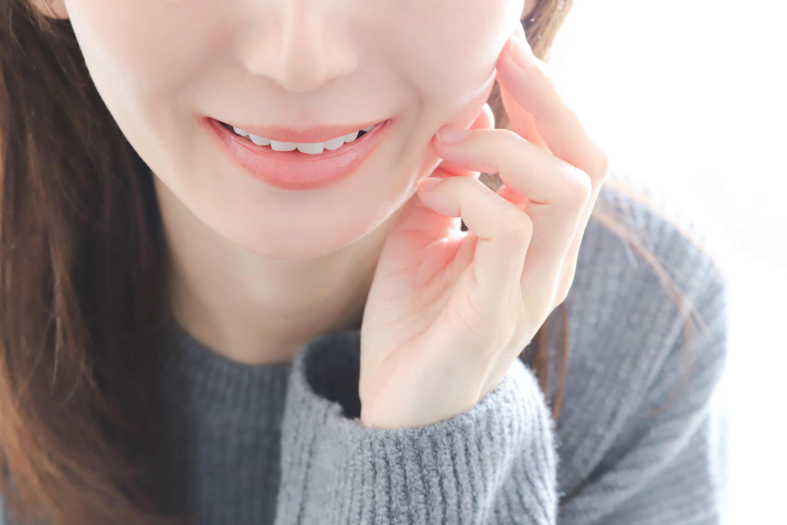 過蓋咬合（深い噛み合わせ）は矯正で治る？原因や大人・子ども別の治療法を解説