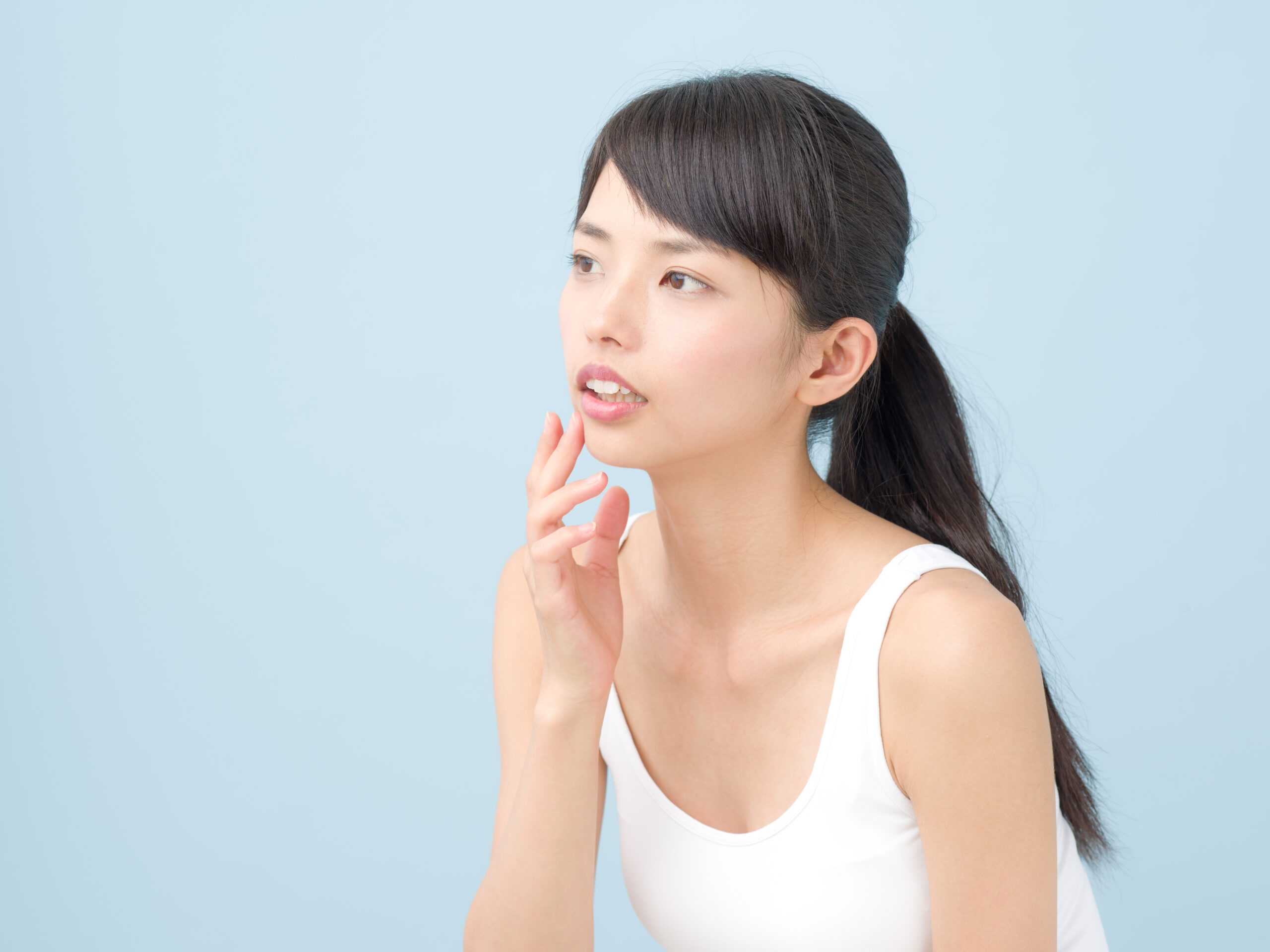 前歯が閉じない噛み合わせは矯正で治せる？開咬の原因・治療法・リスクまとめ